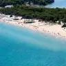 La spiaggia di Alimini dall'alto: sabbia bianca, pineta e mare turchese