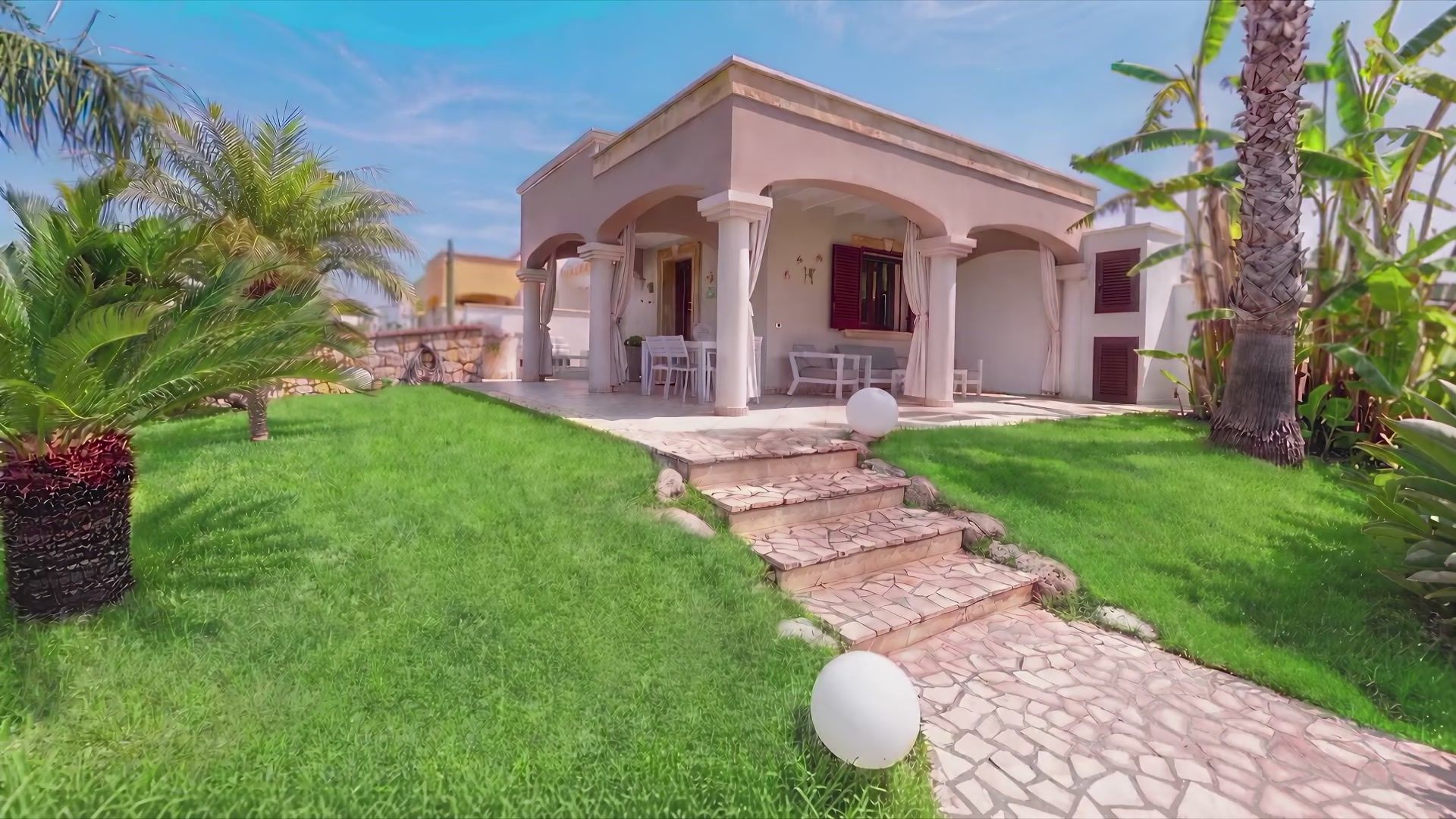 Il giardino e il portico ad archi di Casa Pescoluse 8
