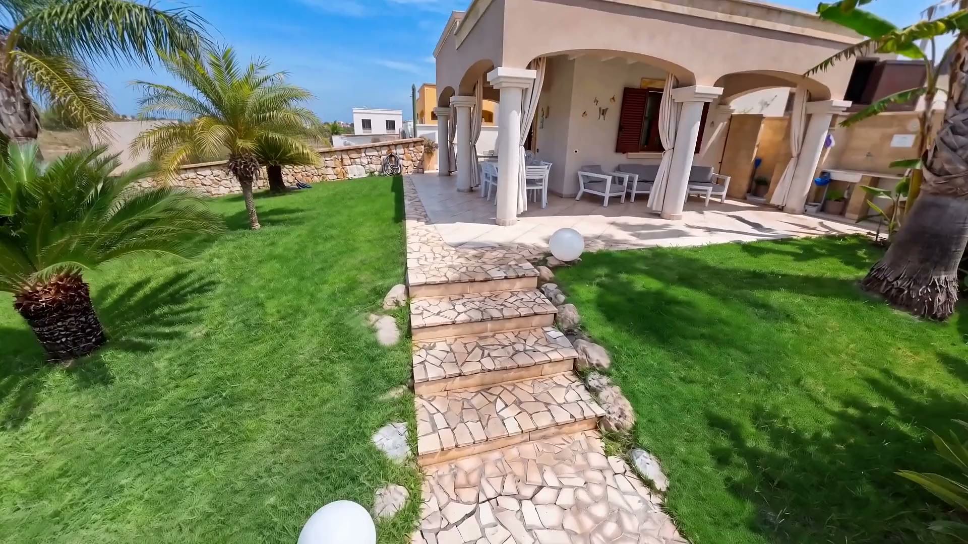 La stessa casa in pieno giorno: il vialetto in pietra e la scalinata che salgono verso la terrazza di Casa Pescoluse 8