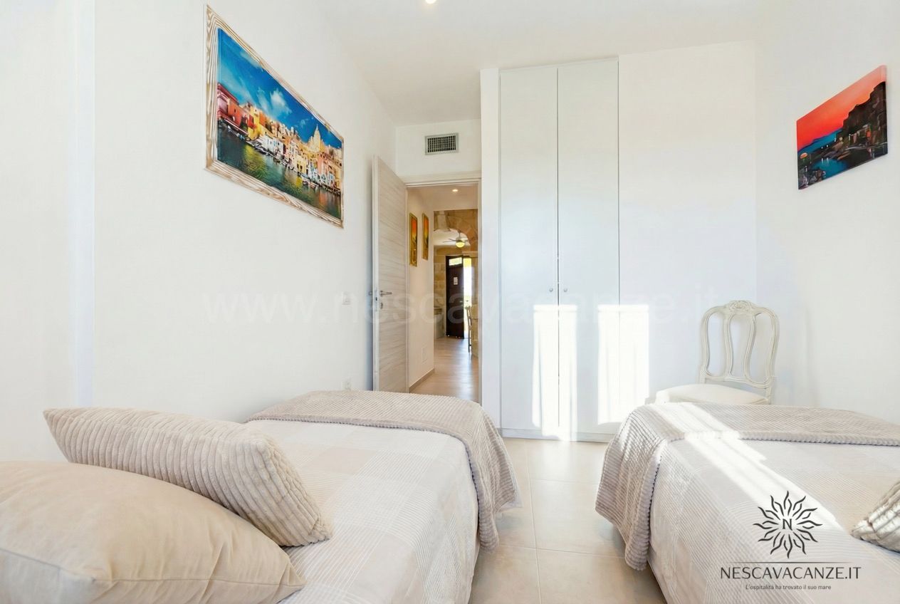Casa Pescoluse 1 - cameretta con due letti singoli, armadio bianco e sedia