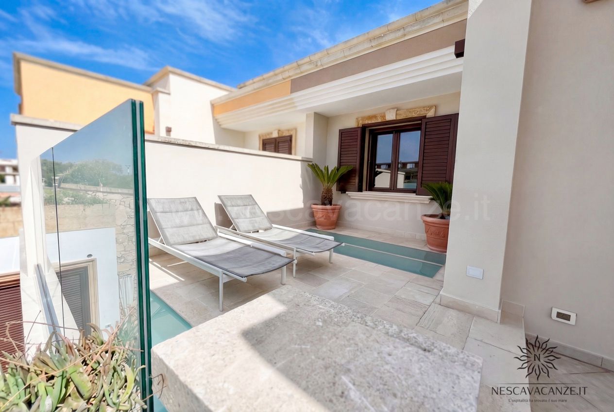 Casa Pescoluse 8 - Terrazza superiore con lettini prendisole, parapetto in vetro e piante in vaso