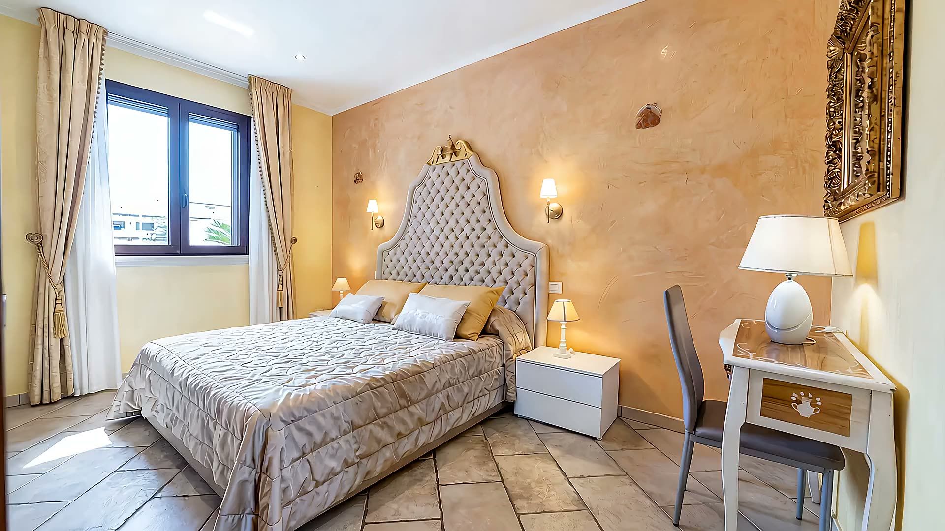 La camera matrimoniale di Casa Pescoluse 8 con testiera capitonné e finestra sul giardino