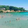 Acqua bassa e trasparente nella Baia di Gandoli