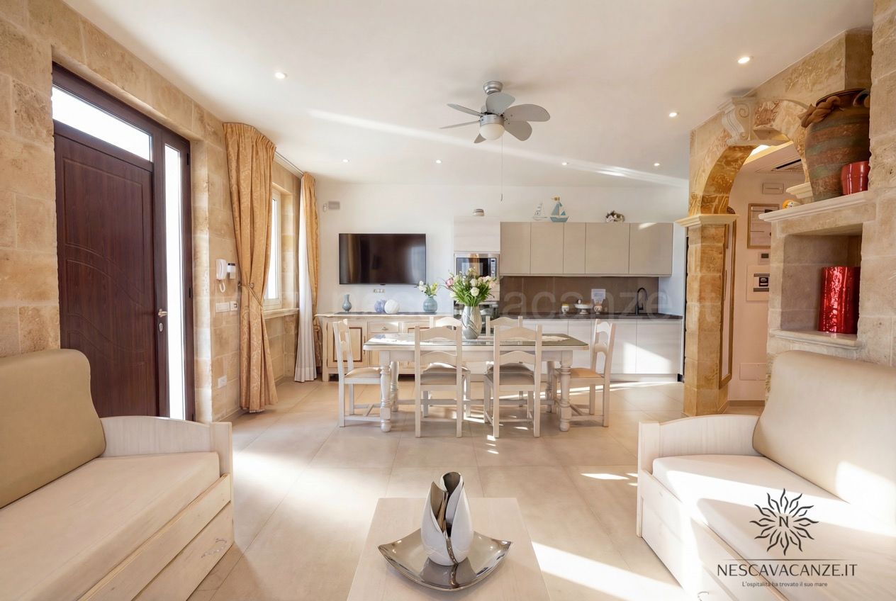 Casa Pescoluse 1 - soggiorno open space con cucina, tavolo da pranzo, TV e ventilatore a soffitto