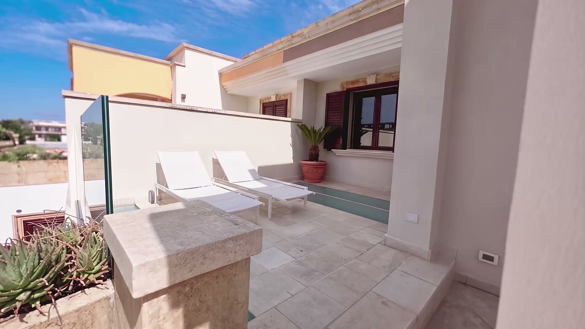 La terrazza solarium di Casa Pescoluse 8 con i due lettini bianchi