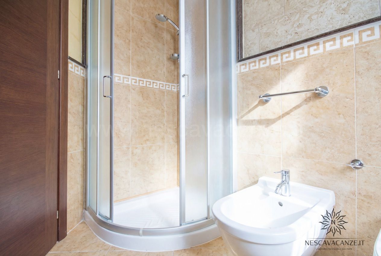 Casa Pescoluse 5 - bagno con box doccia, bidet e piastrelle in marmo beige