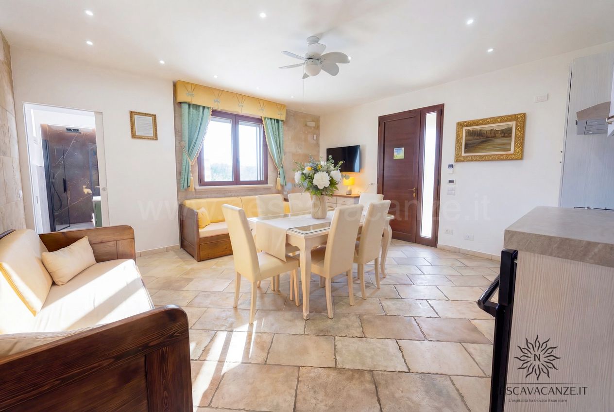 Casa Pescoluse 8 - Disimpegno con porte in legno che collega bagno con doccia e camera con letti singoli