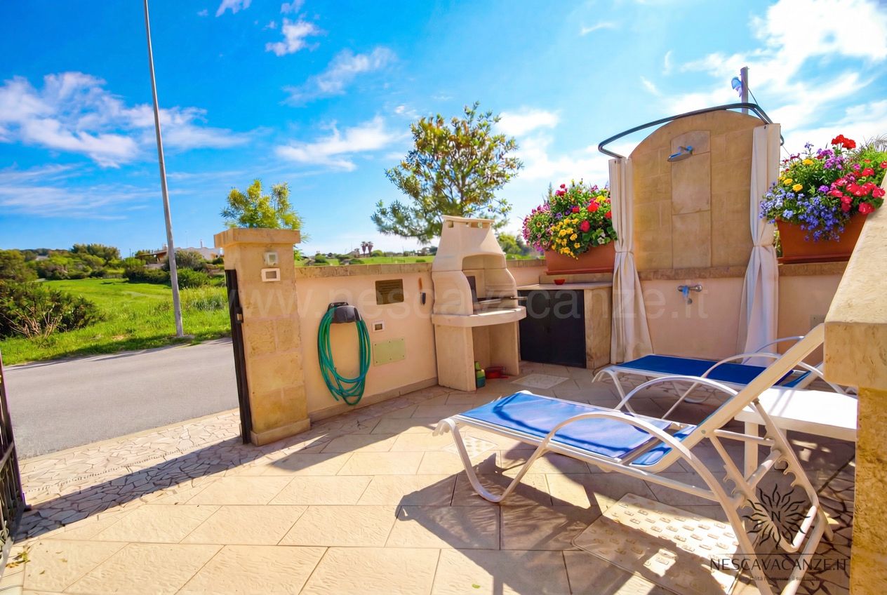 Casa Pescoluse 5 - terrazzo con doccia esterna, barbecue e lettini, vista sulla campagna