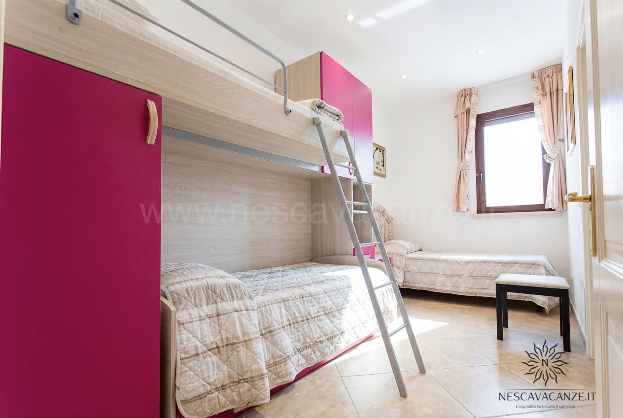 Casa Pescoluse 9 - cameretta con letto a castello, letto singolo e armadio fucsia