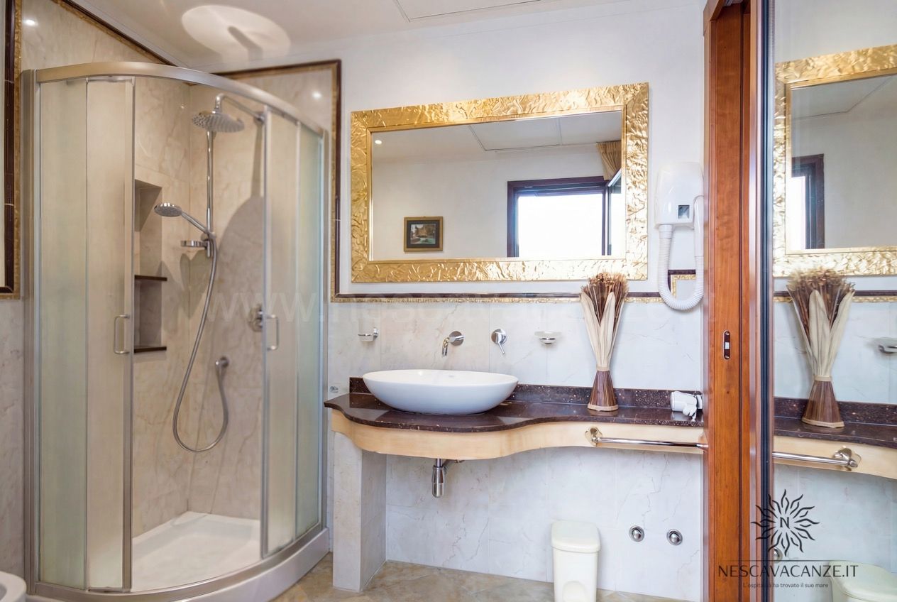 Casa Pescoluse 9 - bagno con doccia angolare, specchio con cornice dorata e lavabo da appoggio