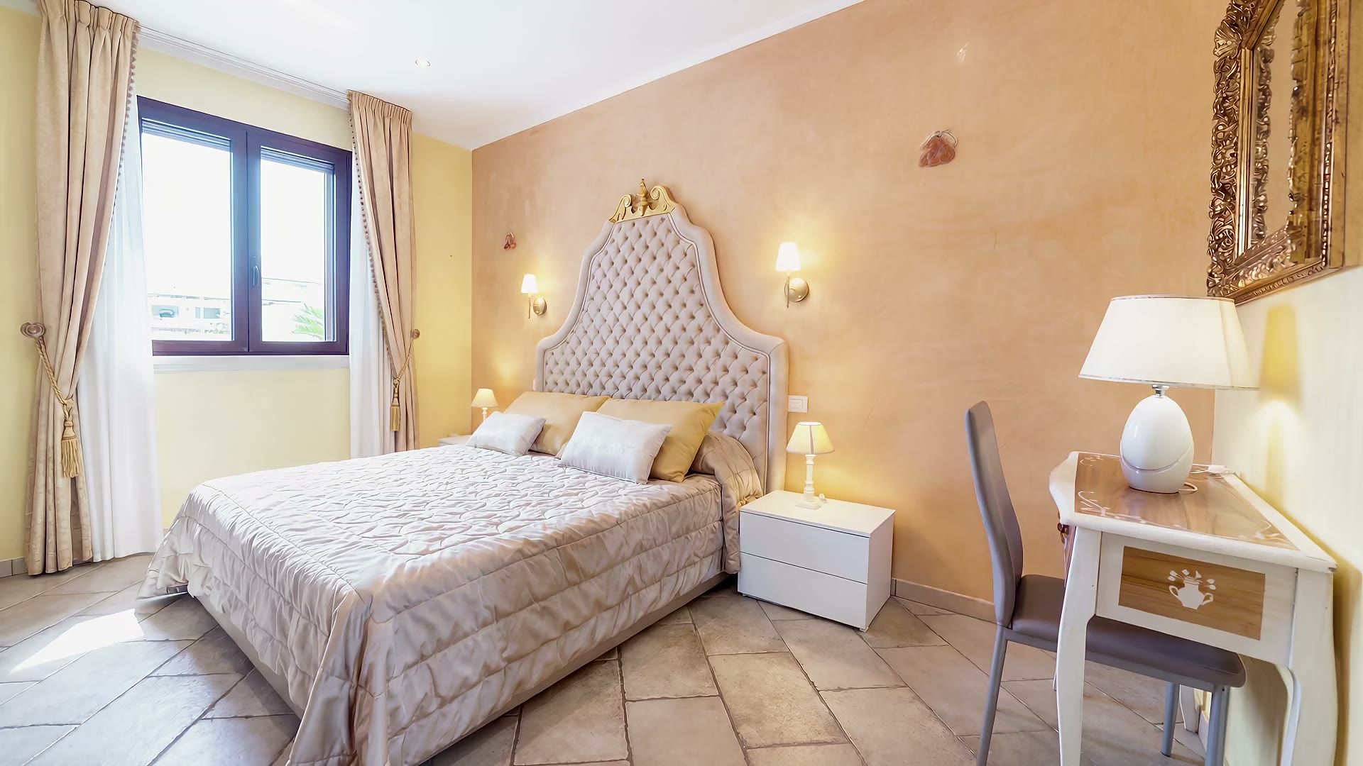 La camera matrimoniale di Casa Pescoluse 8 con la testiera capitonné e la finestra