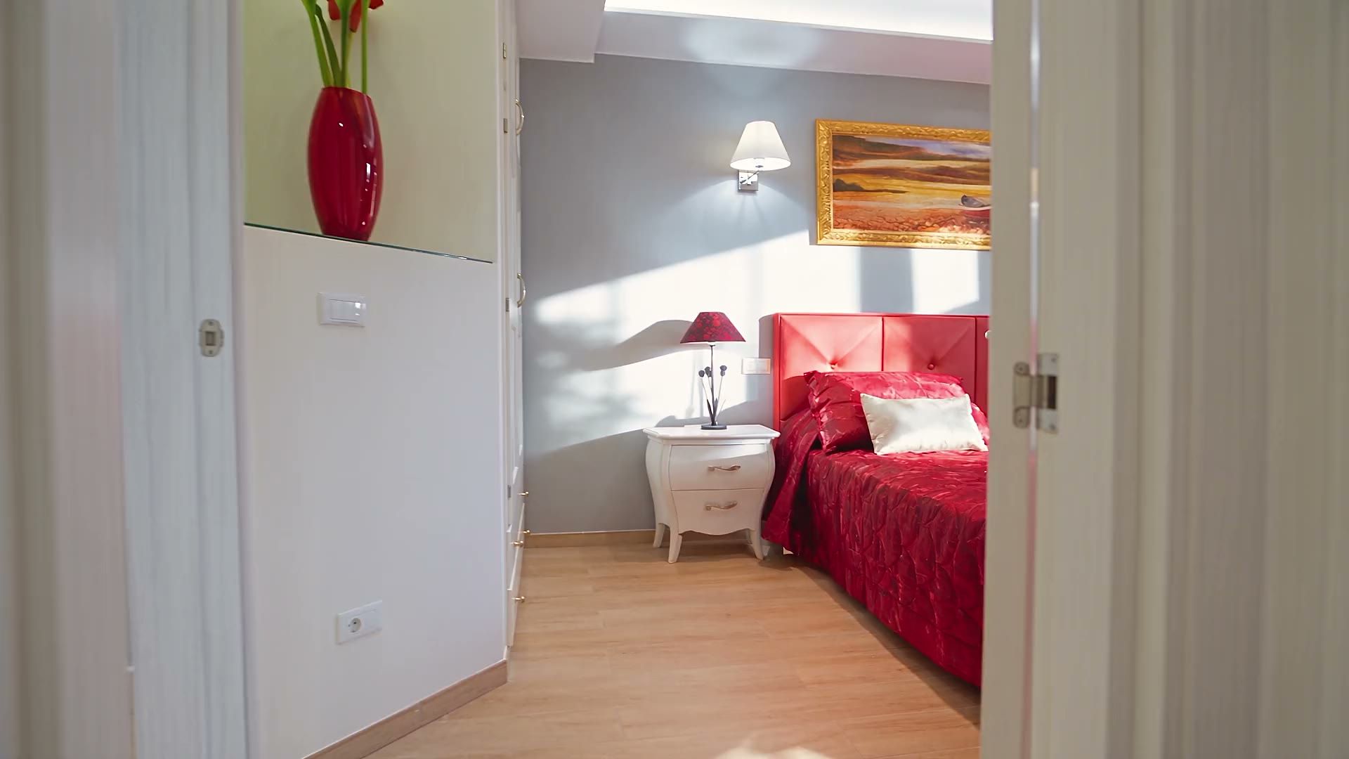 La camera dei ragazzi di Casa Salento con i due letti singoli e la portafinestra sulla verandina