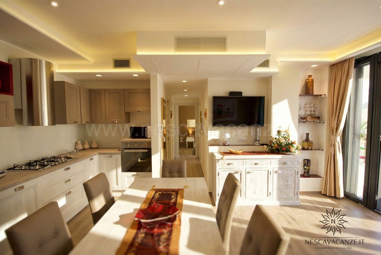 Casa Dune - open space cucina, sala da pranzo e soggiorno con TV, luce naturale del sole, aria condizionata