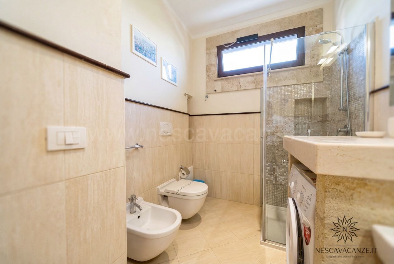 Casa Pescoluse 7 - bagno con wc, bidet, doccia a mosaico e lavatrice