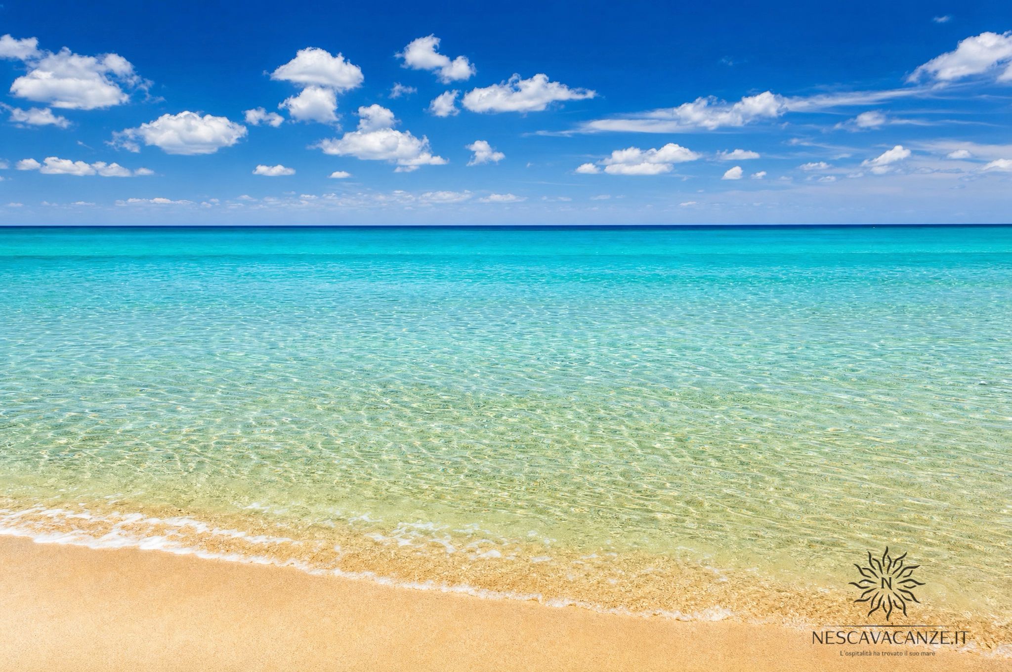 Distesa di mare turchese delle Maldive del Salento