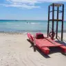 Sabbia bianca e mare turchese a Marina di Ugento, con la torretta del bagnino