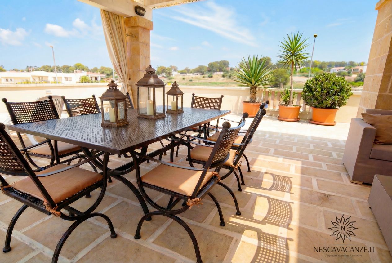 Casa Pescoluse 4 - terrazza panoramica con tavolo e sedie in ferro, lanterne e piante in vaso