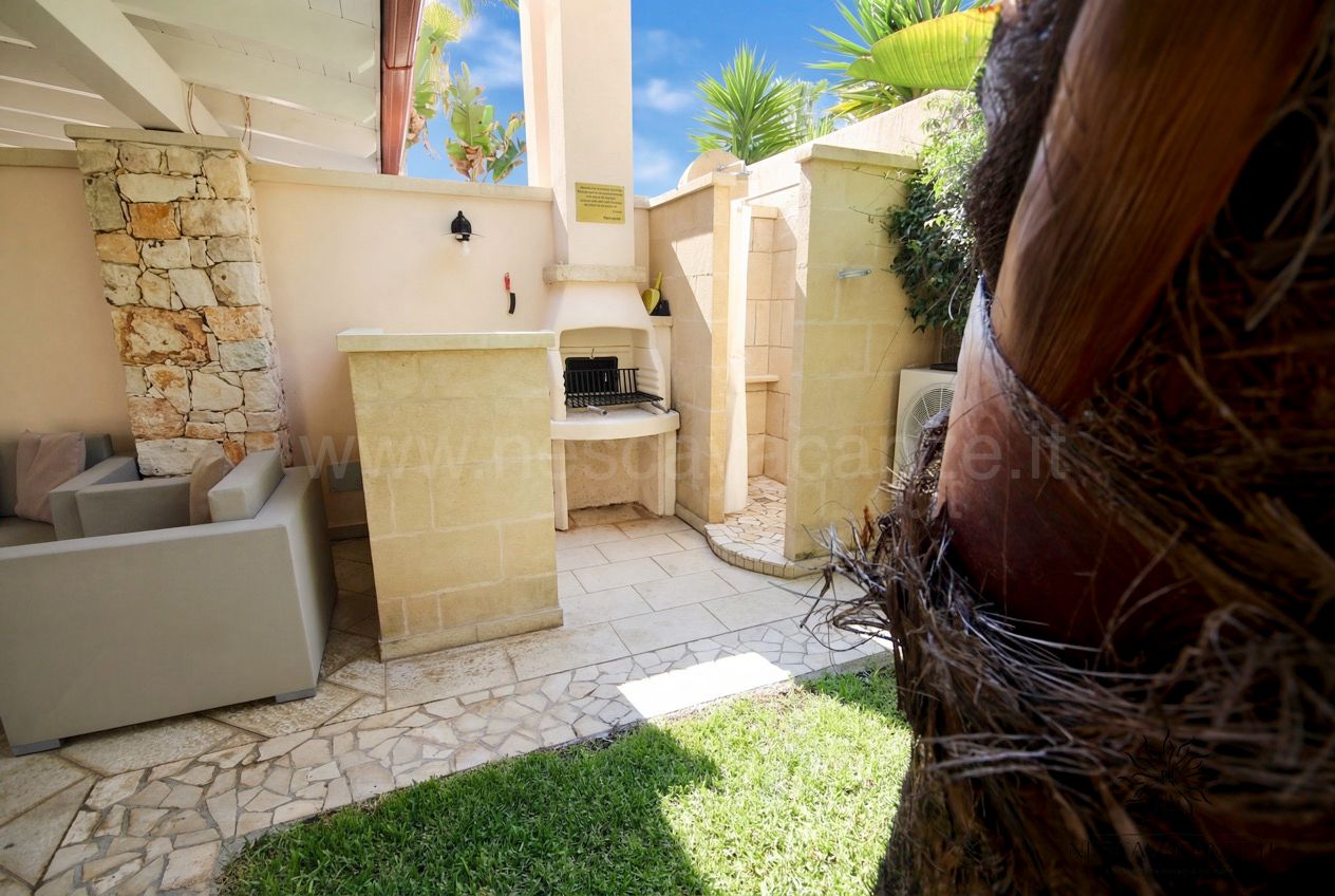 Casa Pescoluse 7 - angolo barbecue esterno in pietra con doccia da giardino e divano