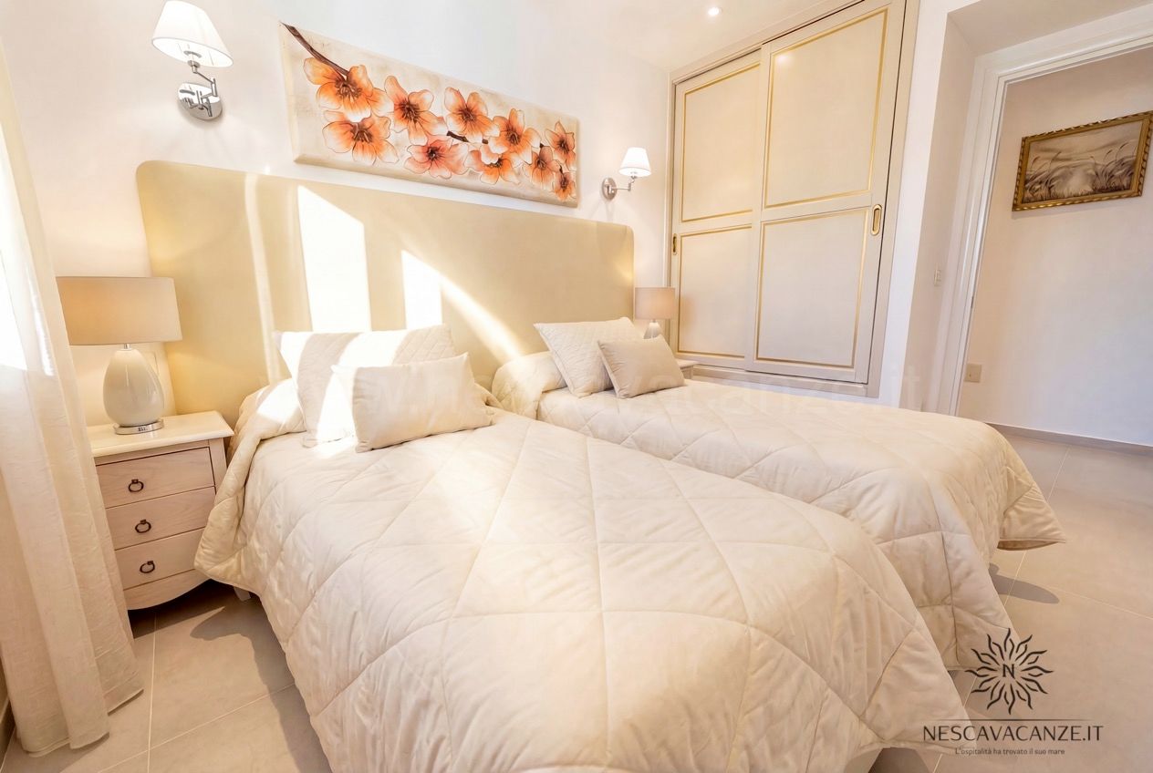 Casa Pescoluse 2 - camera con letti accostati color panna, quadro floreale e armadio dorato