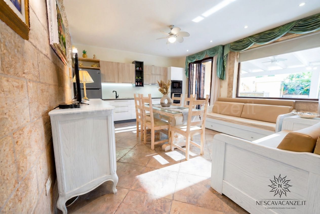 Casa Pescoluse 7 - open space con cucina, divani e tavolo da pranzo luminoso