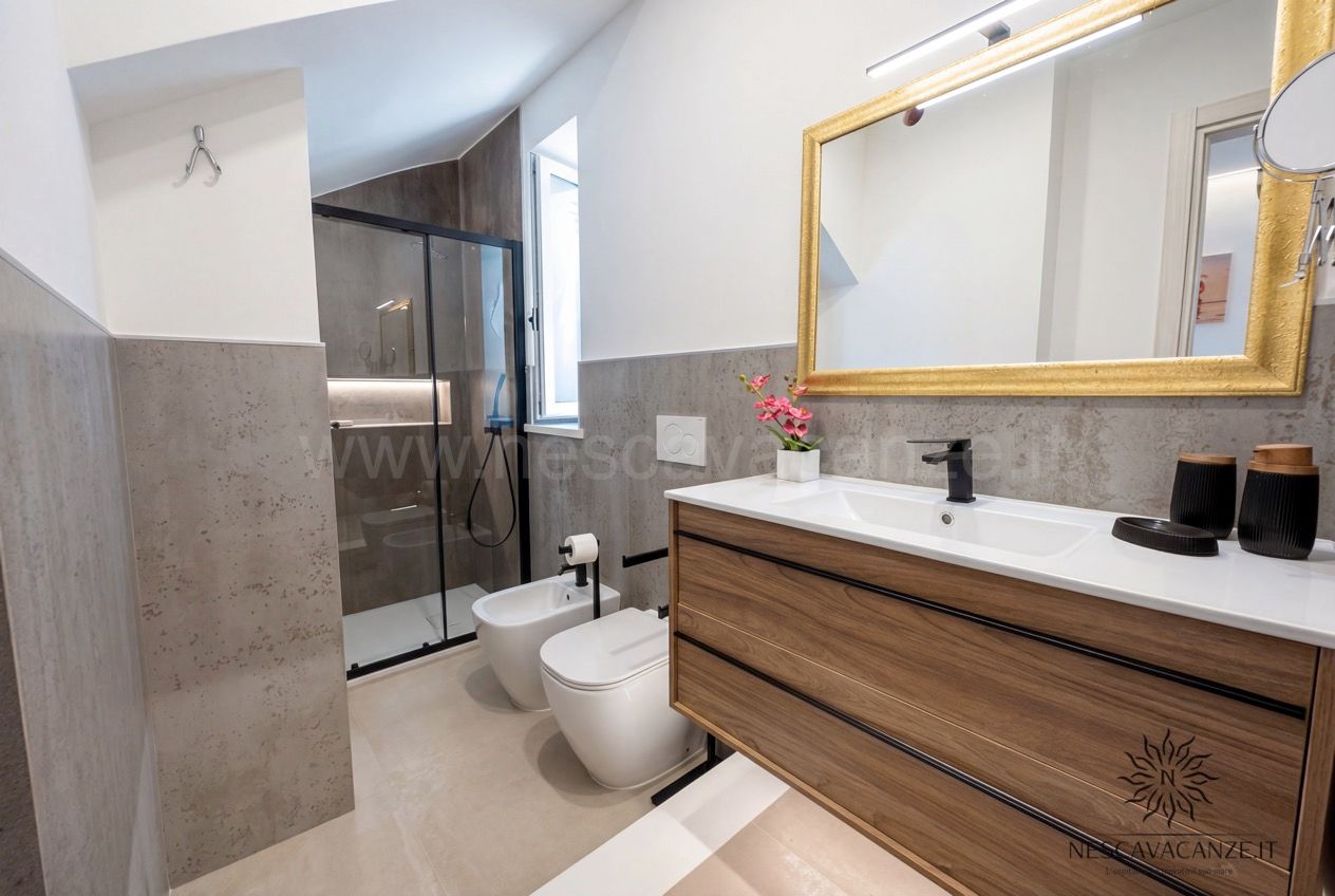 Casa Pescoluse 2 - bagno con doccia in vetro, bidet, wc, mobile in legno e specchio dorato