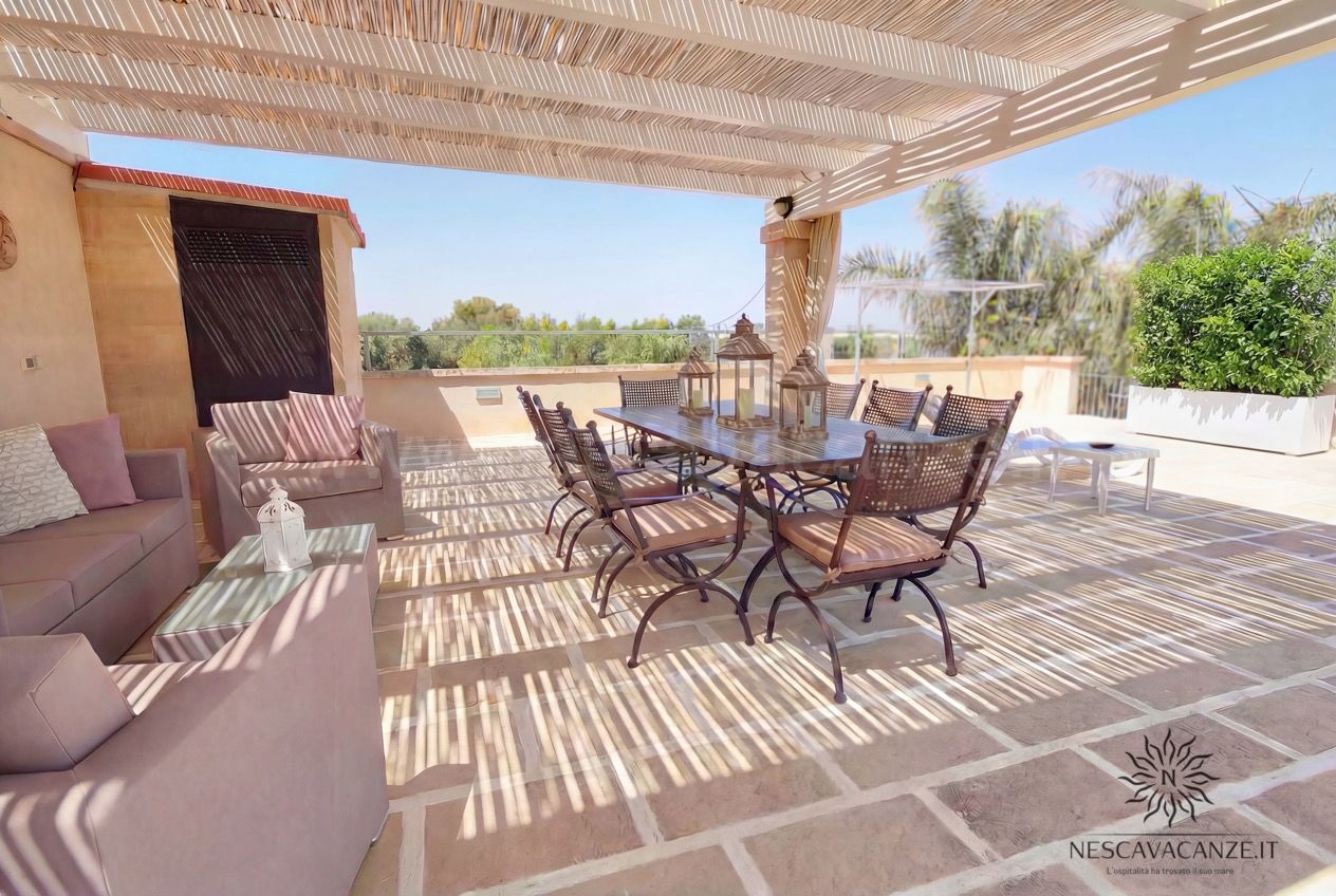 Casa Pescoluse 4 - terrazza con pergolato in cannucciato, tavolo da pranzo in ferro e divani