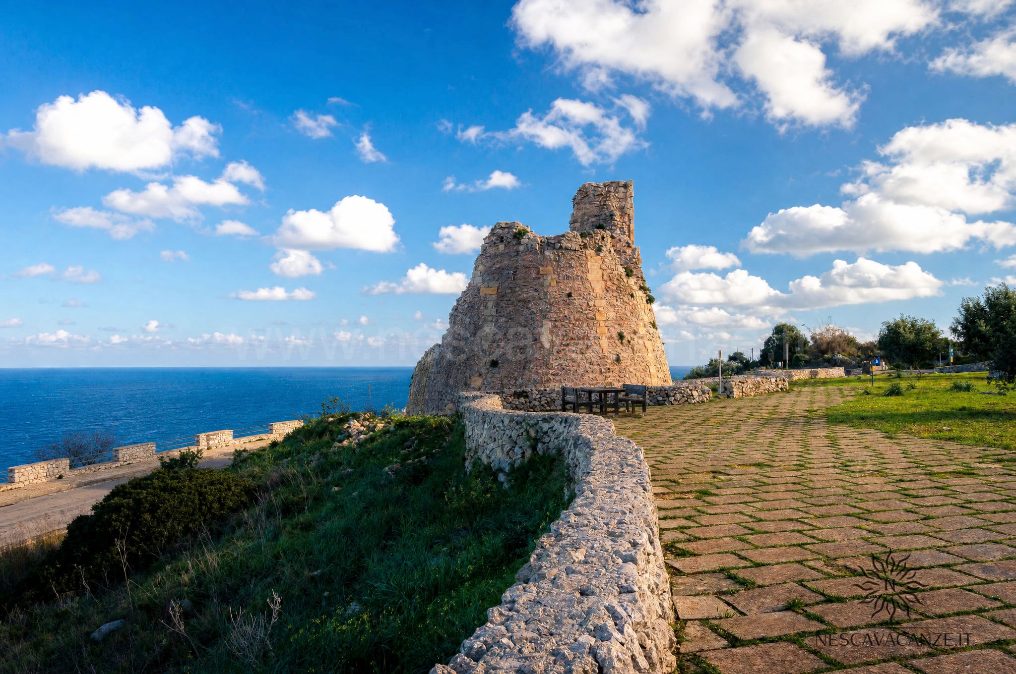 Torre del Sasso, antica torre costiera a Marina di Tiggiano con vista sul mare