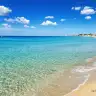 La spiaggia di Pescoluse: sabbia chiara e acqua turchese bassa a riva