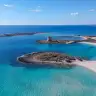 Porto Cesareo dall'alto, con l'isola, la spiaggia bianca e il mare turchese