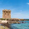 Torre Specchiolla a Casalabate, con gli scogli e il mare blu davanti