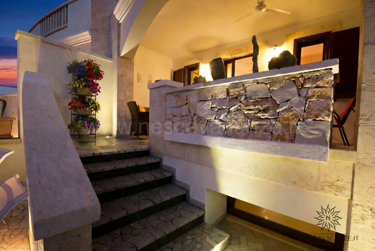 Casa Pescoluse 5 - terrazzo al crepuscolo con scala esterna in pietra e fioriere