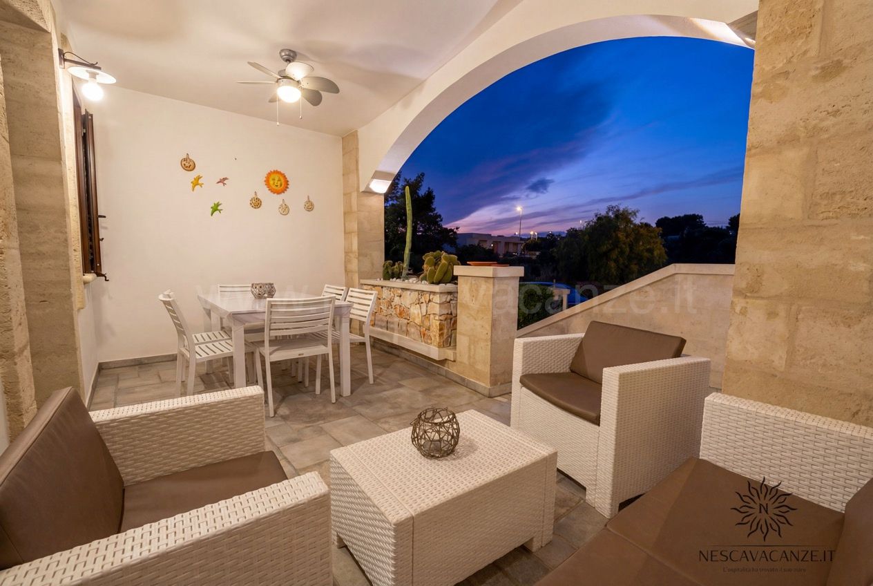 Casa Pescoluse 5 - veranda al tramonto con salottino, tavolo da pranzo e vista sul cielo