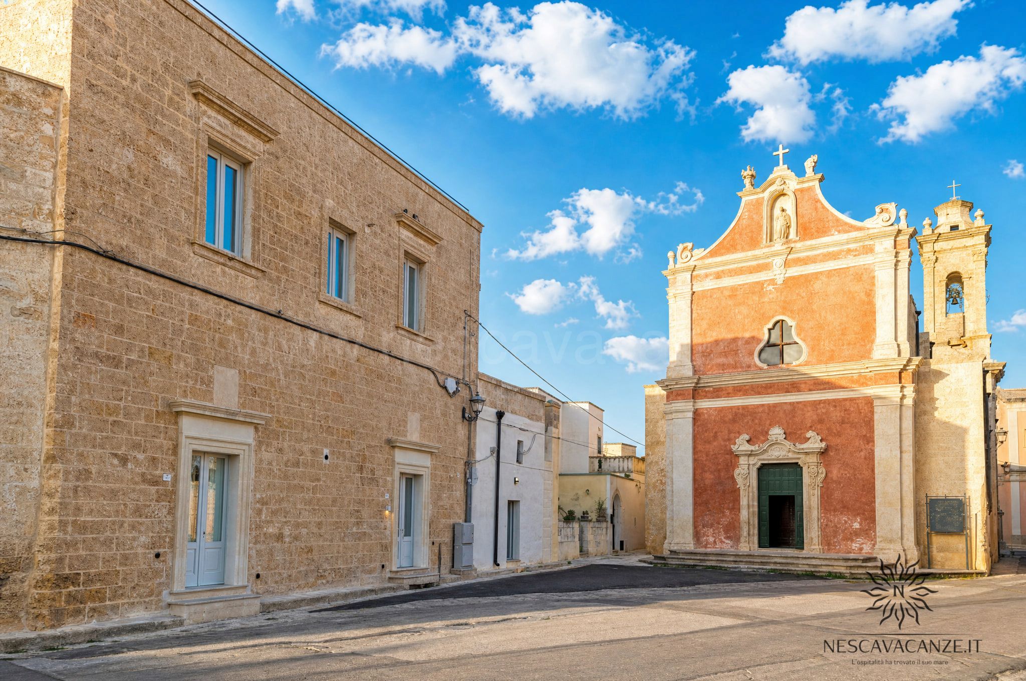 Centro storico di Tiggiano, chiesa matrice barocca e antico palazzo in pietra