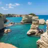 I faraglioni di Torre Sant'Andrea nel mare turchese, tra le scogliere di tufo