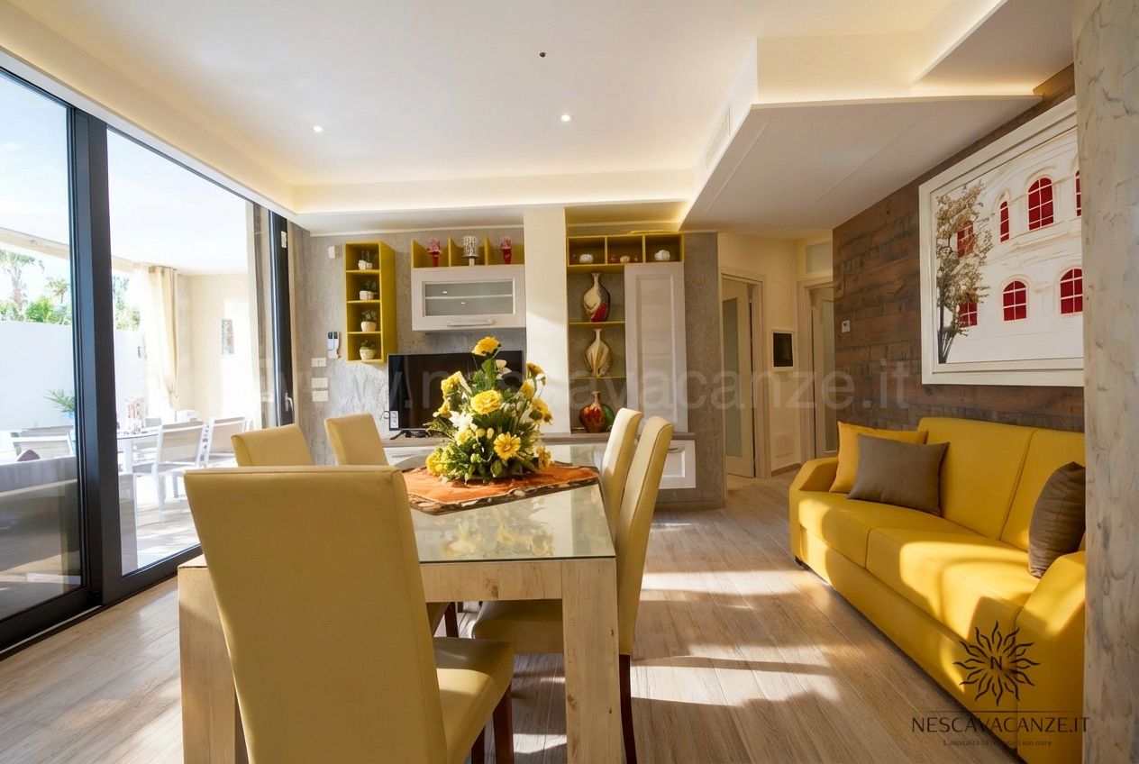 Casa Salento - soggiorno open space con tavolo in vetro, divano giallo, mobile TV e parete in legno