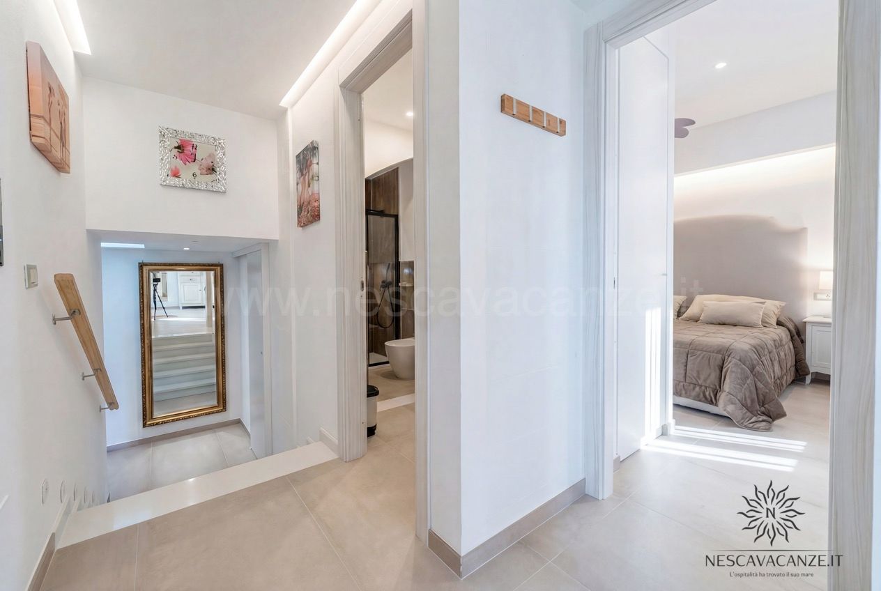 Casa Pescoluse 2 - disimpegno con specchio, scala, bagno con doccia e camera sul fondo