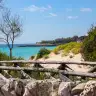 La spiaggia delle Canne vista dalla duna, oltre la staccionata di legno