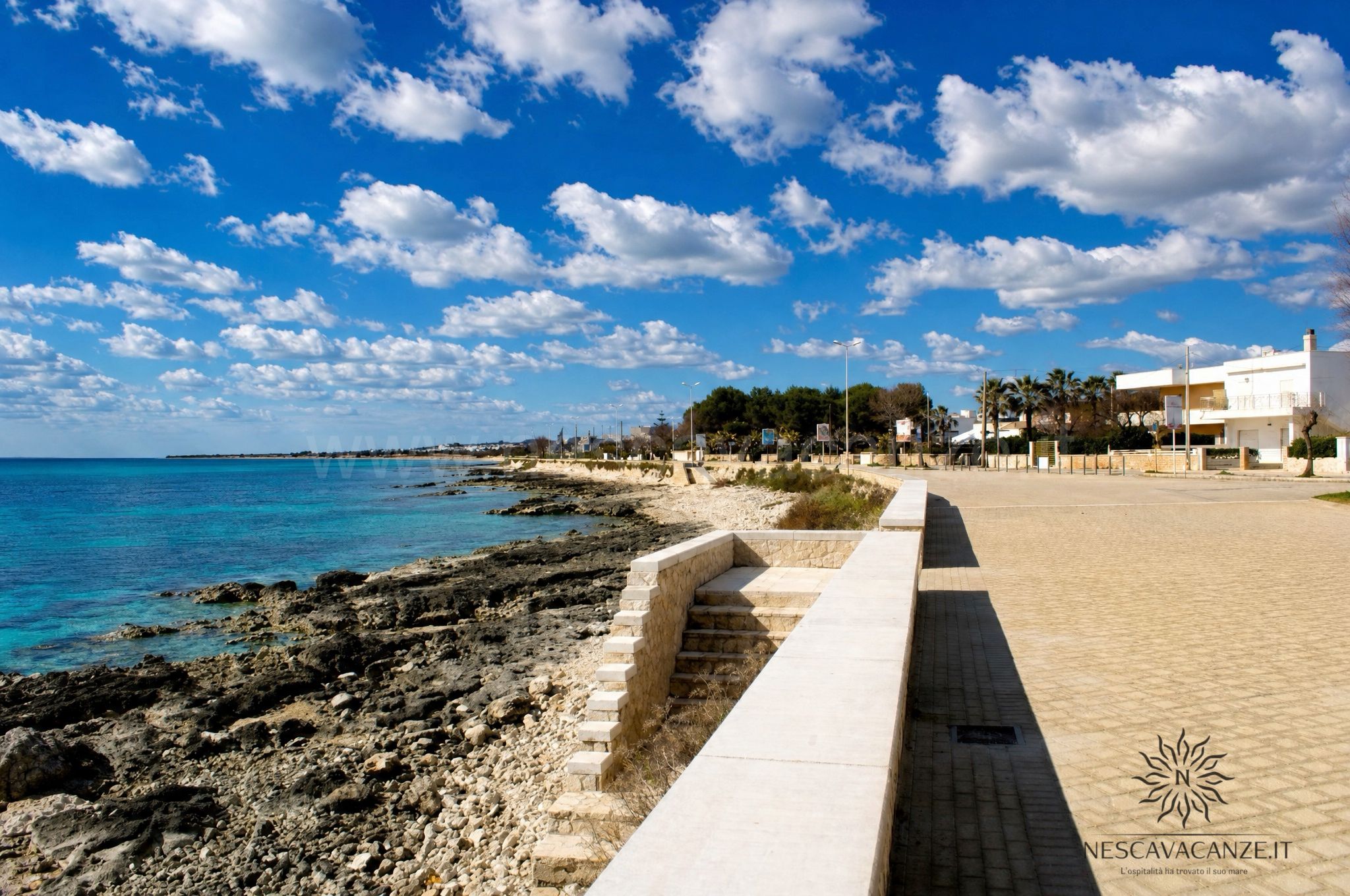 Lungomare di Torre Vado e la costa rocciosa sul mare turchese