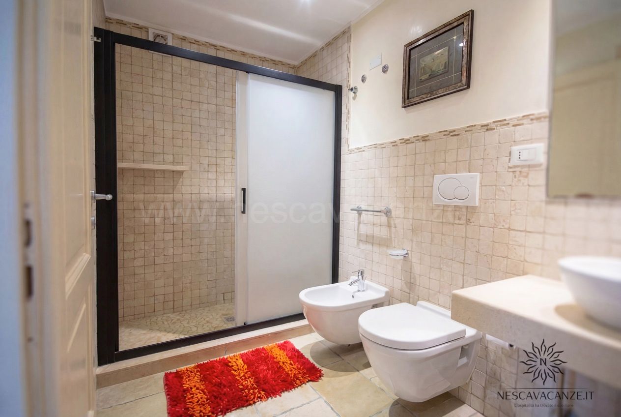 Casa Pescoluse 6 - bagno con box doccia, bidet, wc sospeso, lavabo e mosaico beige