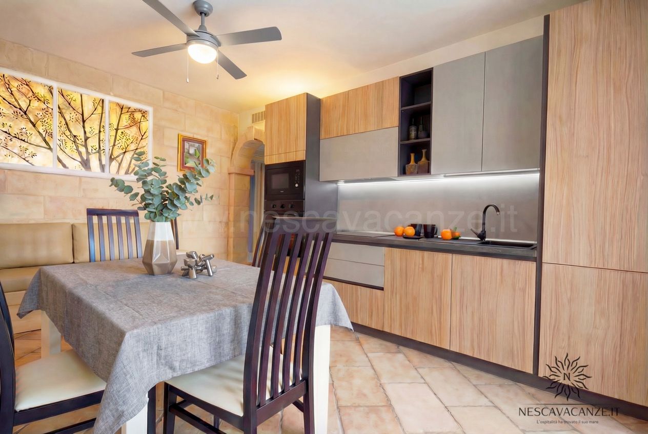 Casa Pescoluse 6 - cucina in legno e grigio con tavolo da pranzo e ventilatore a soffitto