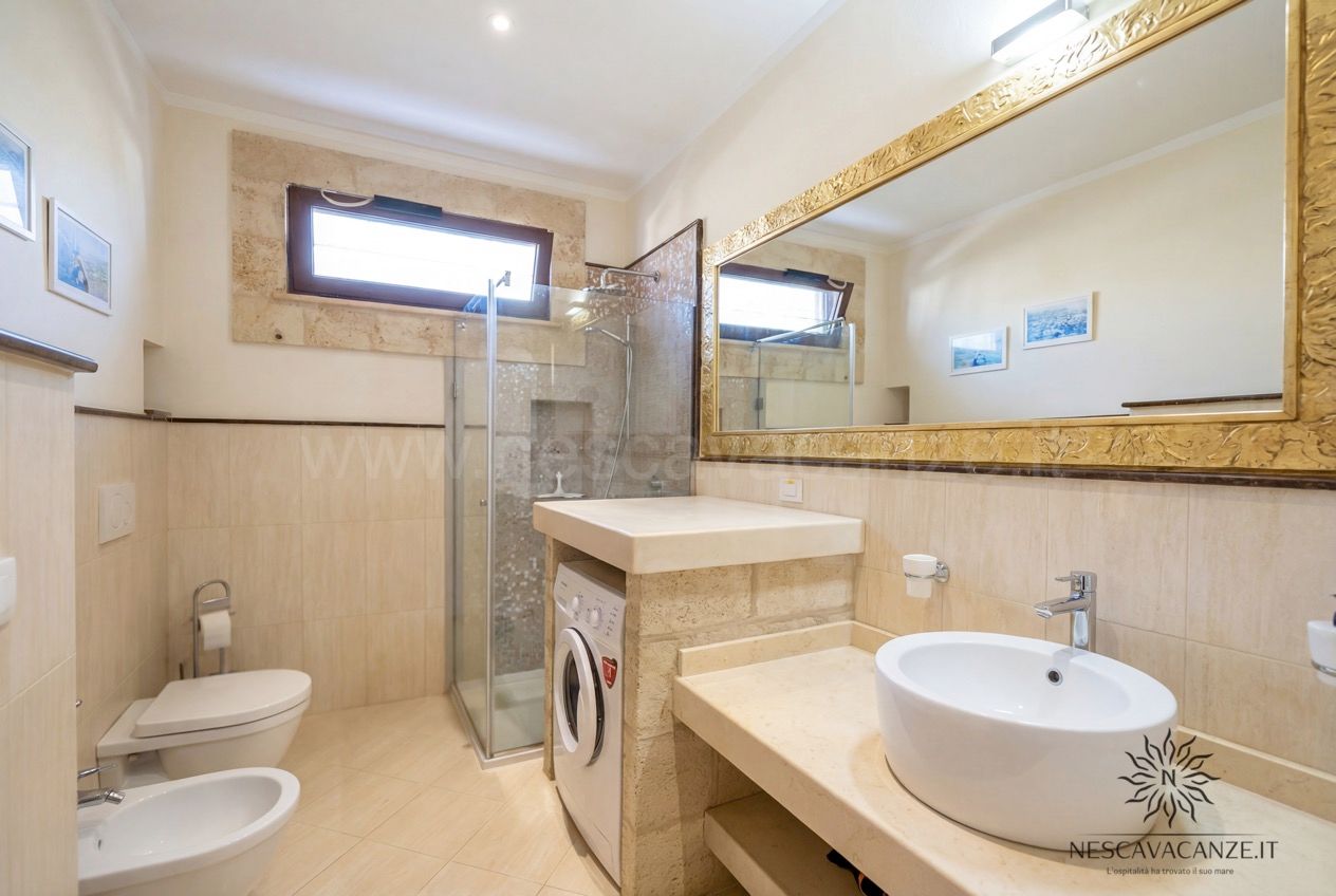 Casa Pescoluse 7 - bagno con doccia, wc, bidet, lavatrice e due lavabi tondi