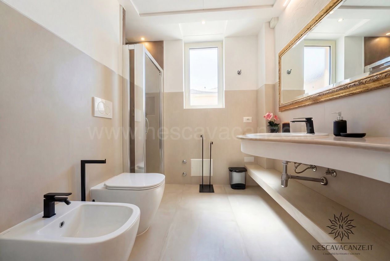 Casa Pescoluse 1 - bagno con doccia, bidet, wc e doppio lavabo con specchio dorato
