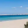 La spiaggia di sabbia di Baia Verde, con Gallipoli sullo sfondo