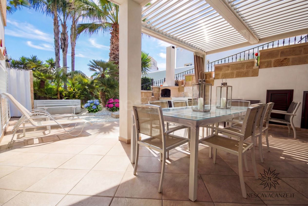 Casa Pescoluse 2 - patio con pergola, tavolo, lettini, ortensie e barbecue in muratura