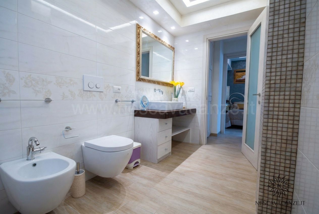 Casa Salento - bagno beige con doccia a mosaico, lavabo su mobile, wc e bidet