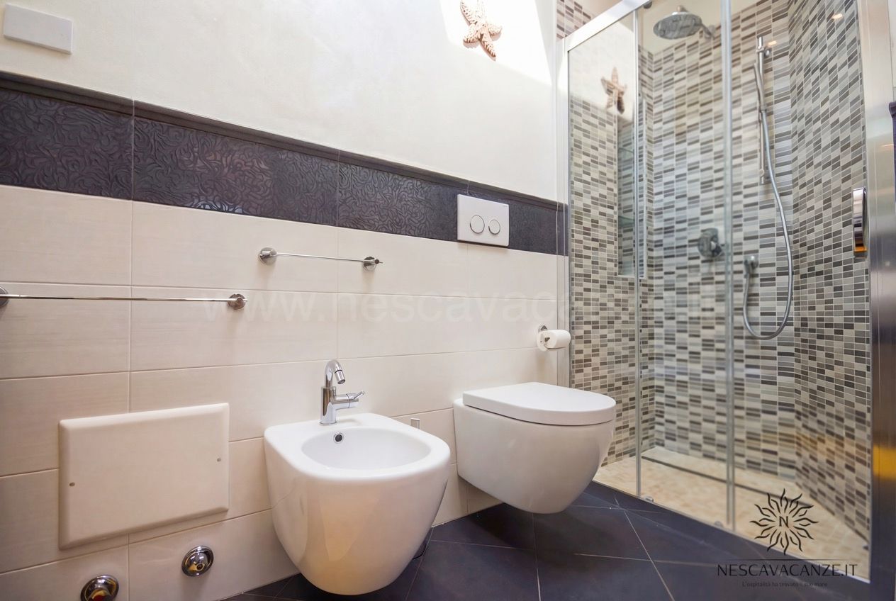 Casa Giglio - bagno con doccia a mosaico, box in vetro, bidet e wc