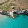 La Baia del Mulino d'Acqua dall'alto: scogliera bassa, grotta e acqua turchese