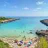 La caletta di Baia Capparone tra gli scogli