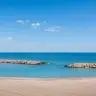 Spiaggia di Campo di Mare con la laguna turchese chiusa dalle scogliere frangiflutti