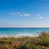 La duna con i fiori e il mare mosso di Lido Marini